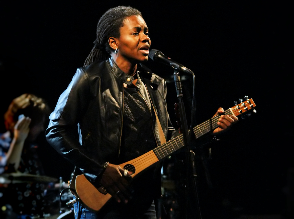Tracy Chapman Breaks Country Music Barriers with Luke Combs' No. 1 Hit ...